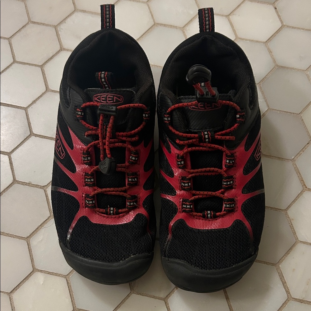 Keen Chandler 2 CNX sneakers black/red - size 2 big kid